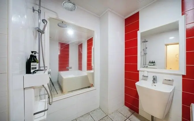 Oda (Twin (Free Netflix viewing/Business P)