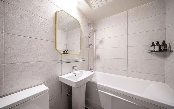 Oda (Deluxe Twin (Netflix and YouTube Avai)