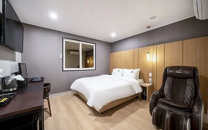 Oda (Premium-Massage Chair (Netflix and Yo)