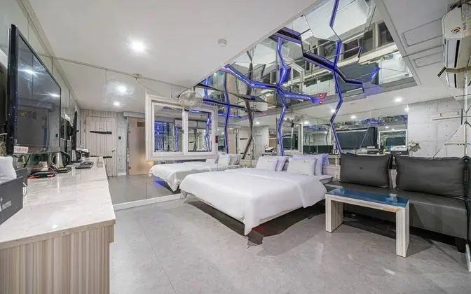 Oda (Mirror room (Netflix free viewing ava)