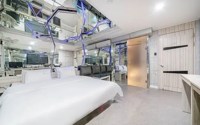 Oda (Mirror room (Netflix free viewing ava)