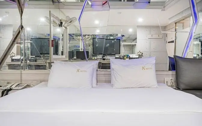 Oda (Mirror room (Netflix free viewing ava)