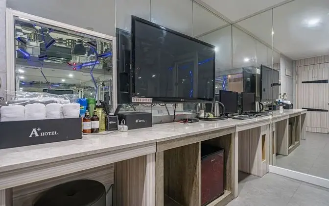 Oda (Mirror room (Netflix free viewing ava)