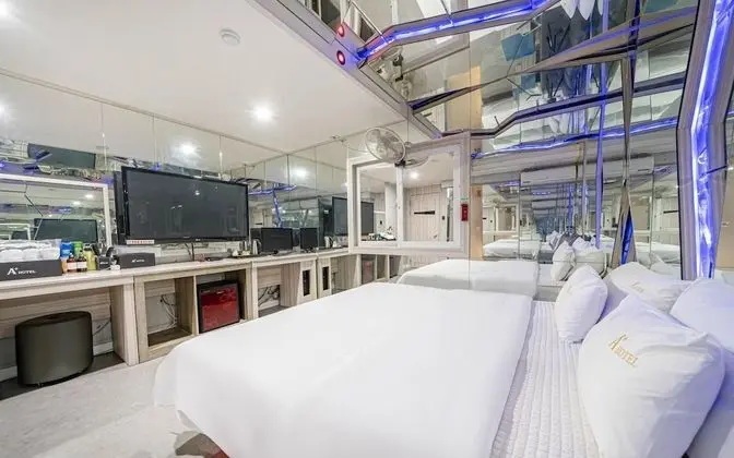 Oda (Mirror room (Netflix free viewing ava)