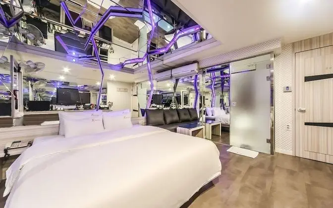 Oda (Mirror room (Netflix free viewing ava)