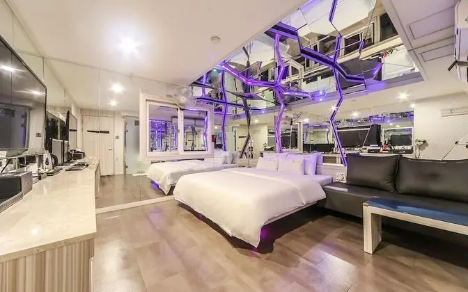 Oda (Mirror room (Netflix free viewing ava)