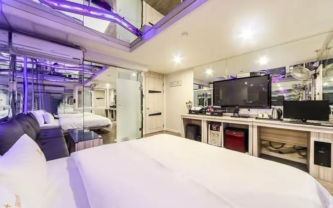 Oda (Mirror room (Netflix free viewing ava)