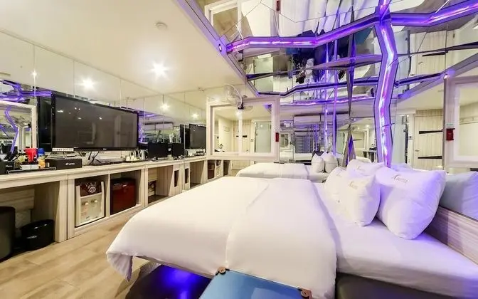 Oda (Mirror room (Netflix free viewing ava)