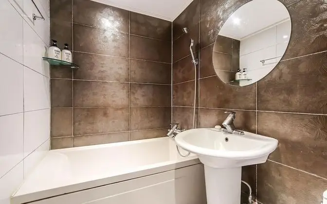 Oda (Mirror room (Netflix free viewing ava)