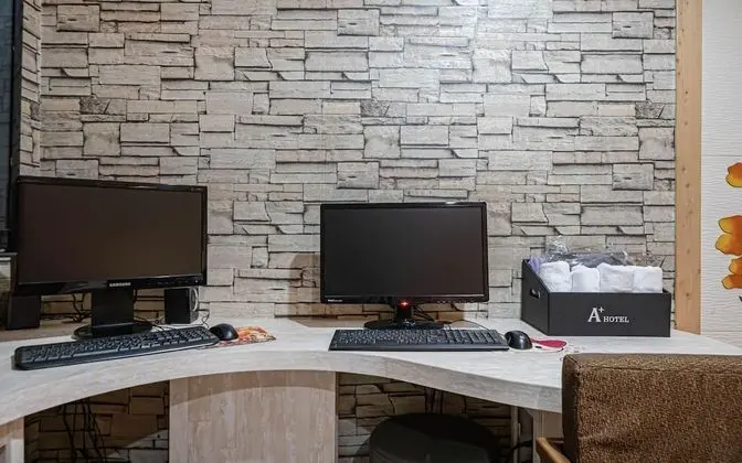 Oda (Twin (Netflix Available))