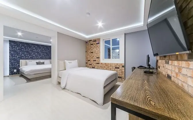 Oda (Twin Room (Twin Bath + 2 75-inch TVs))