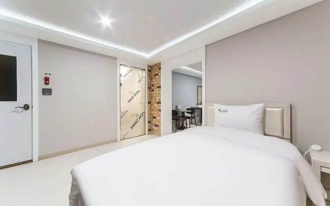 Oda (Twin Room (Twin Bath + 2 75-inch TVs))