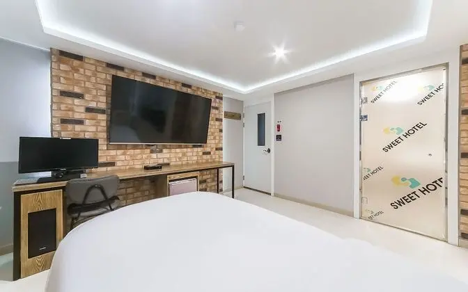 Oda (Twin Room (Twin Bath + 2 75-inch TVs))