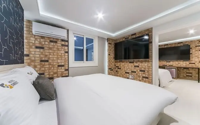 Oda (Twin Room (Twin Bath + 2 75-inch TVs))
