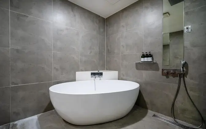 Oda (Deluxe (whirlpool or round bathtub la)