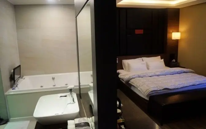 Oda (VIP-Style Room (Clothing Care Machine)