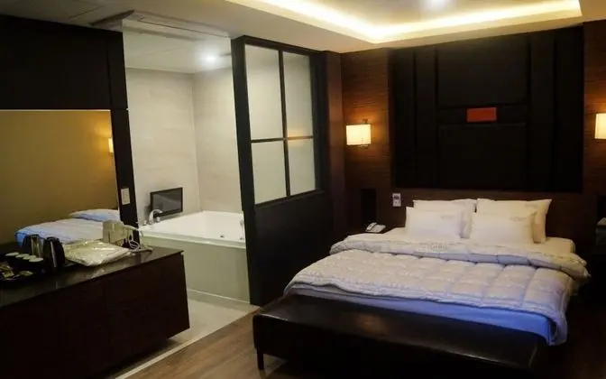 Oda (VIP-Style Room (Clothing Care Machine)