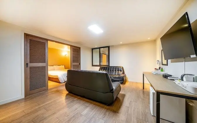 Oda (Family Room (Netflix available + two )