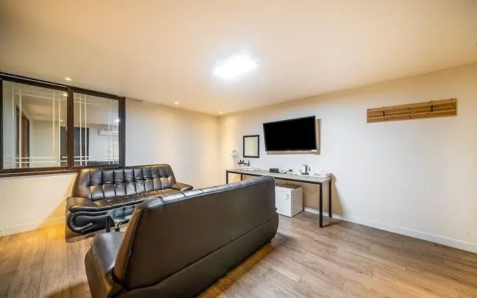 Oda (Family Room (Netflix available + two )