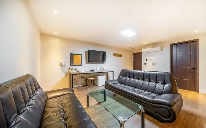 Oda (Family Room (Netflix available + two )