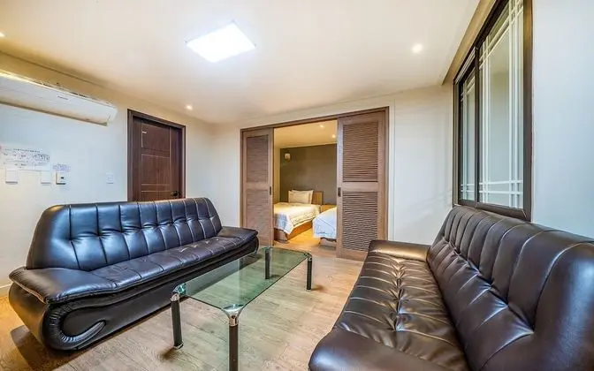 Oda (Family Room (Netflix available + two )