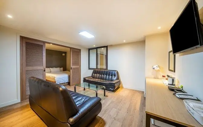 Oda (Family Room (Netflix available + two )