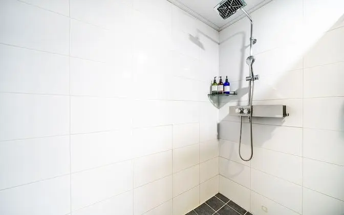 Oda (Family Room (Netflix available + two )