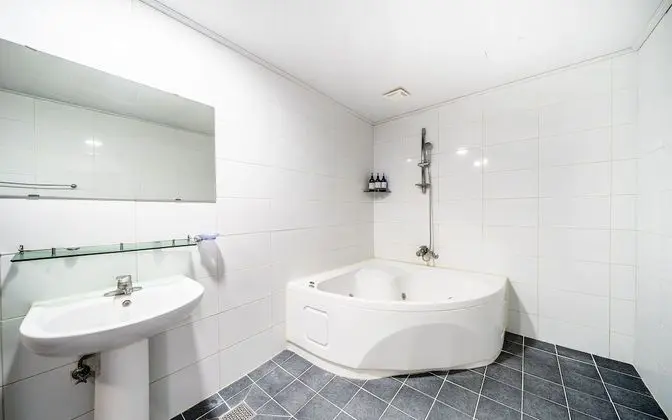 Oda (Family Room (Netflix available + two )