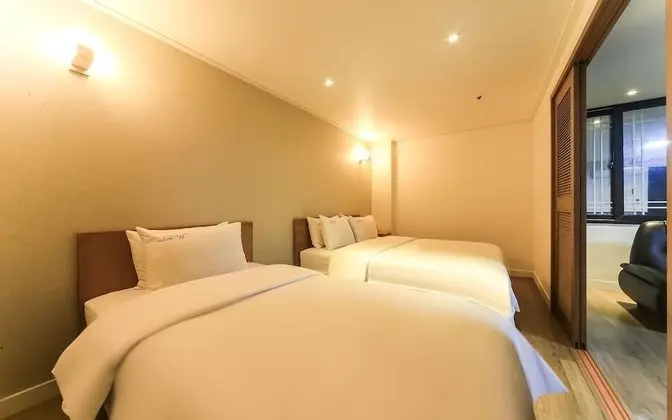 Oda (Family Room (Netflix available + two )