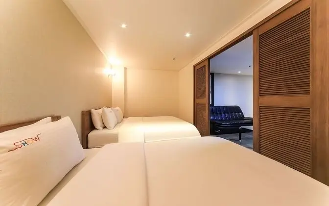 Oda (Family Room (Netflix available + two )