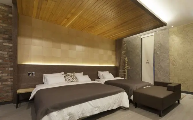 Oda (VIP Twin No 301 (Double 1 Single 1) ()