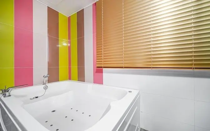 Oda (Special room (Netflix & YouTube avail)