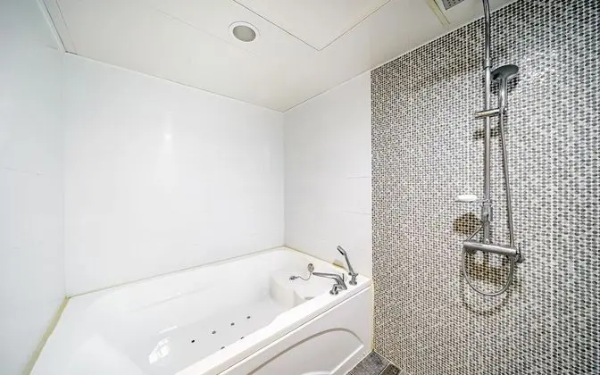 Oda (Special room (Netflix & YouTube avail)