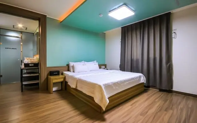 Oda (Special room (Netflix & YouTube avail)