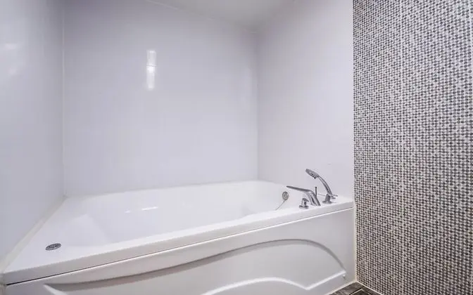 Oda (Special room (Netflix & YouTube avail)