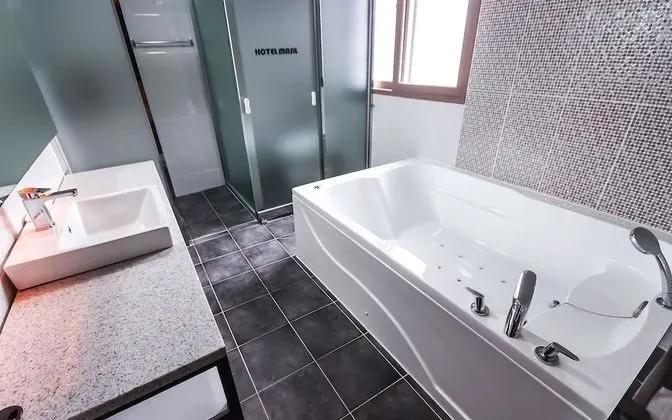 Oda (Special room (Netflix & YouTube avail)