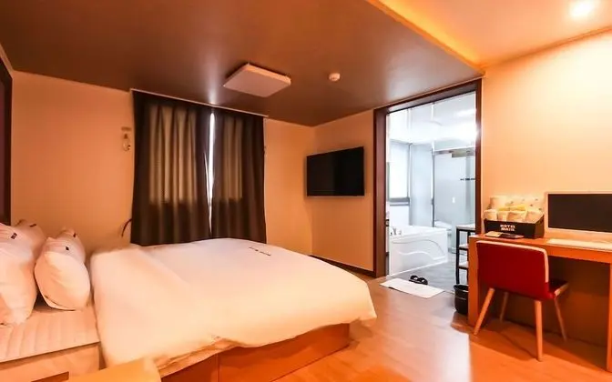 Oda (Special room (Netflix & YouTube avail)