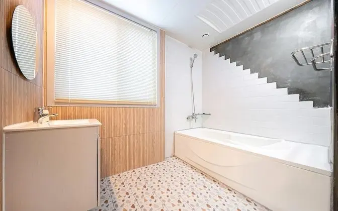 Oda (Standard Room (65-inch TV Netflix Ava)