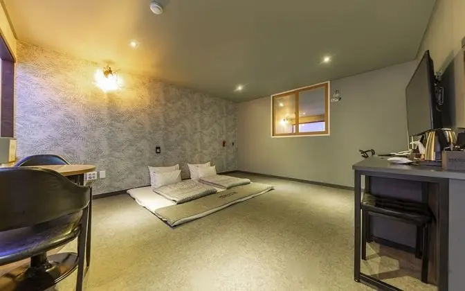 Oda (Ondol (Netflix viewing available))