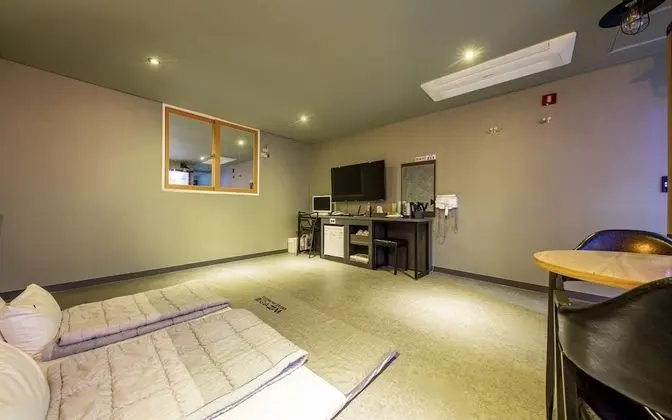 Oda (Ondol (Netflix viewing available))