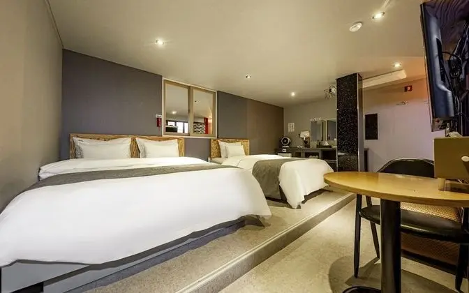 Oda (Twin (Netflix available))