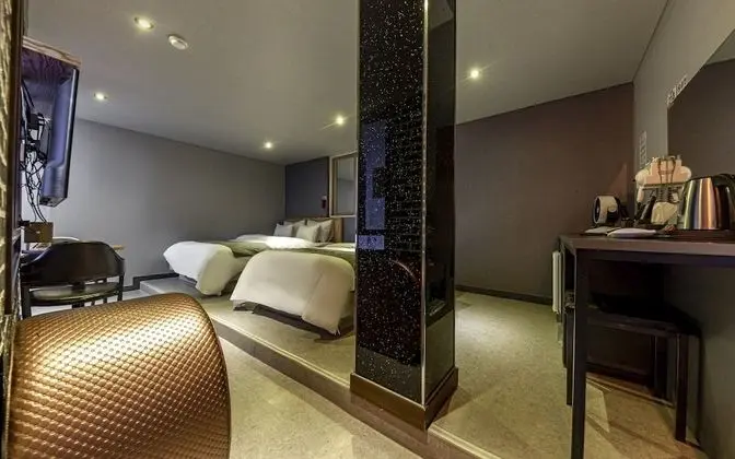 Oda (Twin (Netflix available))