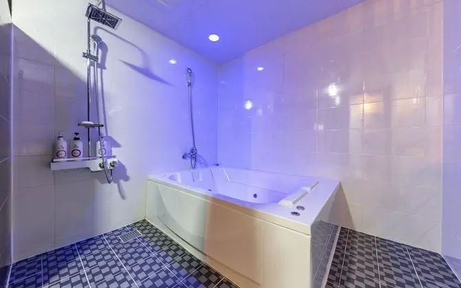 Oda (Twin (Netflix available))