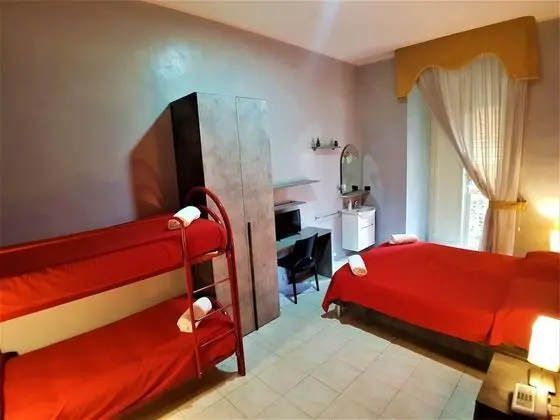 Dört Kişilik Oda, Ortak Banyo, Şehir Manzaralı