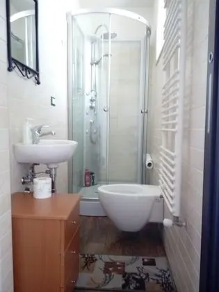 Üç Kişilik Oda, Ortak Banyo
