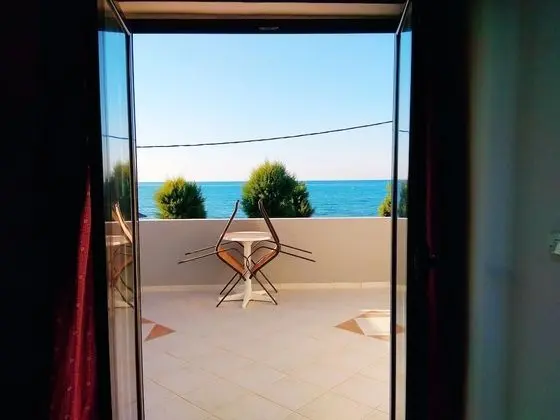 Stüdyo, Havuz Manzaralı