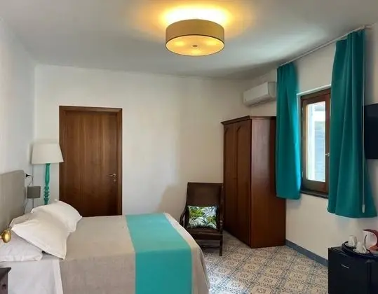 Üç Kişilik Oda