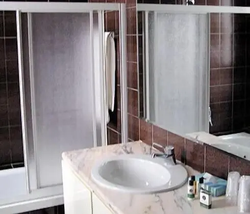 Büyük Yataklı Tek Kişilik Oda