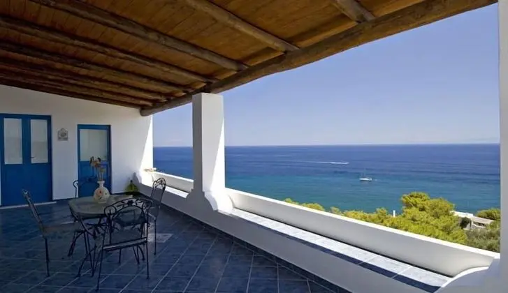Üç Kişilik Oda, Deniz Manzaralı