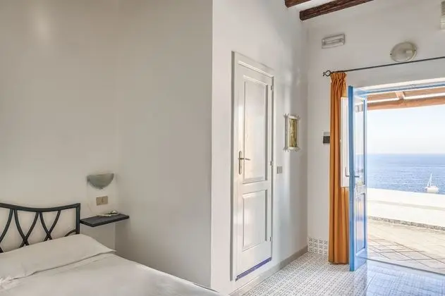 Üç Kişilik Oda, Deniz Manzaralı